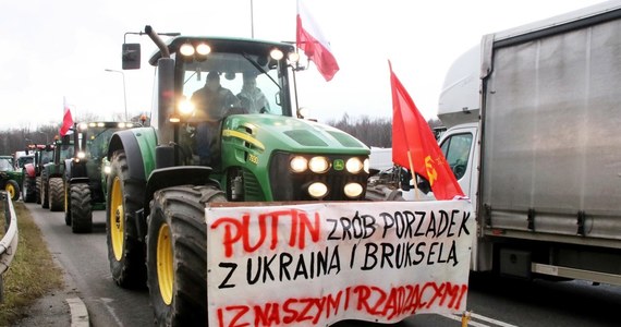 Gliwicka prokuratura przesłała do sądu akt oskarżenia przeciwko Piotrowi G. i Agacie G. Chodzi o ojca i córkę, którzy podczas lutowego protestu rolników w Gorzycach (Śląskie) zatknęli na ciągniku flagę ZSRR i zawiesili transparent, adresowany do Putina.