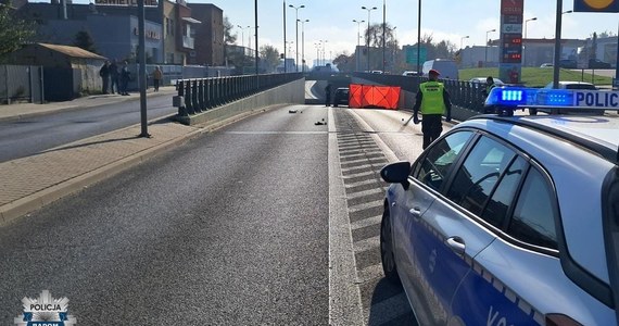 Tragiczny wypadek w Radomiu. Kierowca śmiertelnie potrącił 77-letnią kobietę, która przechodziła przez jezdnię w niedozwolonym miejscu.