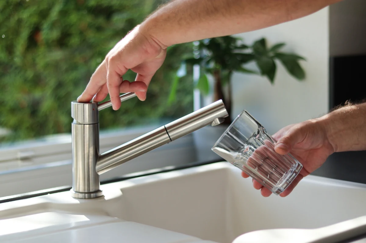 Sanepid w Krośnie Odrzańskim ostrzega mieszkańców tego miasta i pobliskich miejscowości. Woda w ich kranach jest niezdatna do spożycia.