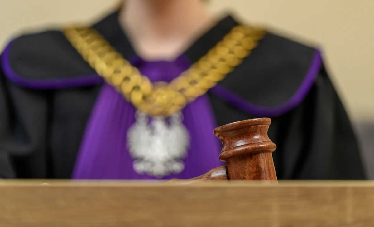 Sąd Okręgowy w Białymstoku skazał 62-letnią kobietę na 5,5 roku więzienia za śmiertelne potrącenie pieszej na chodniku. Kierująca miała wówczas 2,5 promila alkoholu w organizmie.