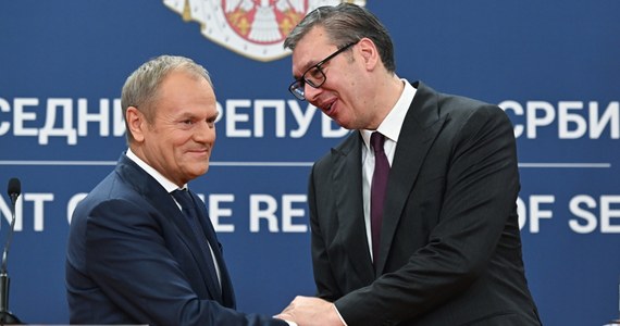 "My dobrze rozumiemy, dlaczego w sprawach relacji z Rosją mamy różne poglądy" - powiedział premier Donald Tusk, który spotkał się w Belgradzie z prezydentem Serbii Aleksandarem Vucziciem. Szef polskiego rządu stwierdził, że przywódcy obu krajów - mimo dzielących ich kwestii - potrafią rozmawiać "ze wzajemnym szacunkiem i zrozumieniem".