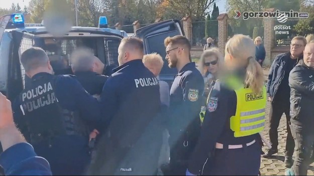 Żałobnicy rzucili się na policjantów, którzy postanowili najpierw skontrolować trzeźwość księdza, a potem ukarali go mandatem za brak gaśnicy w samochodzie. Doszło do szarpaniny, a policjanci musieli wezwać posiłki by poradzić sobie z 83-latkiem.Materiał dla "Wydarzeń" przygotowała Beata Glinkowska.