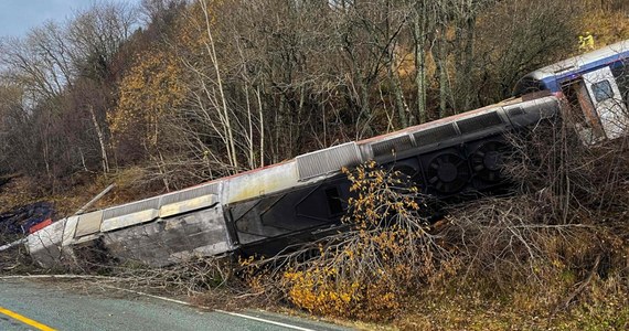 W północnej Norwegii - w wyniku osunięcia się ziemi i skał - wykoleił się pociąg pasażerski. Policja poinformowała, że w wypadku zginęła jedna osoba, a cztery zostały ranne.