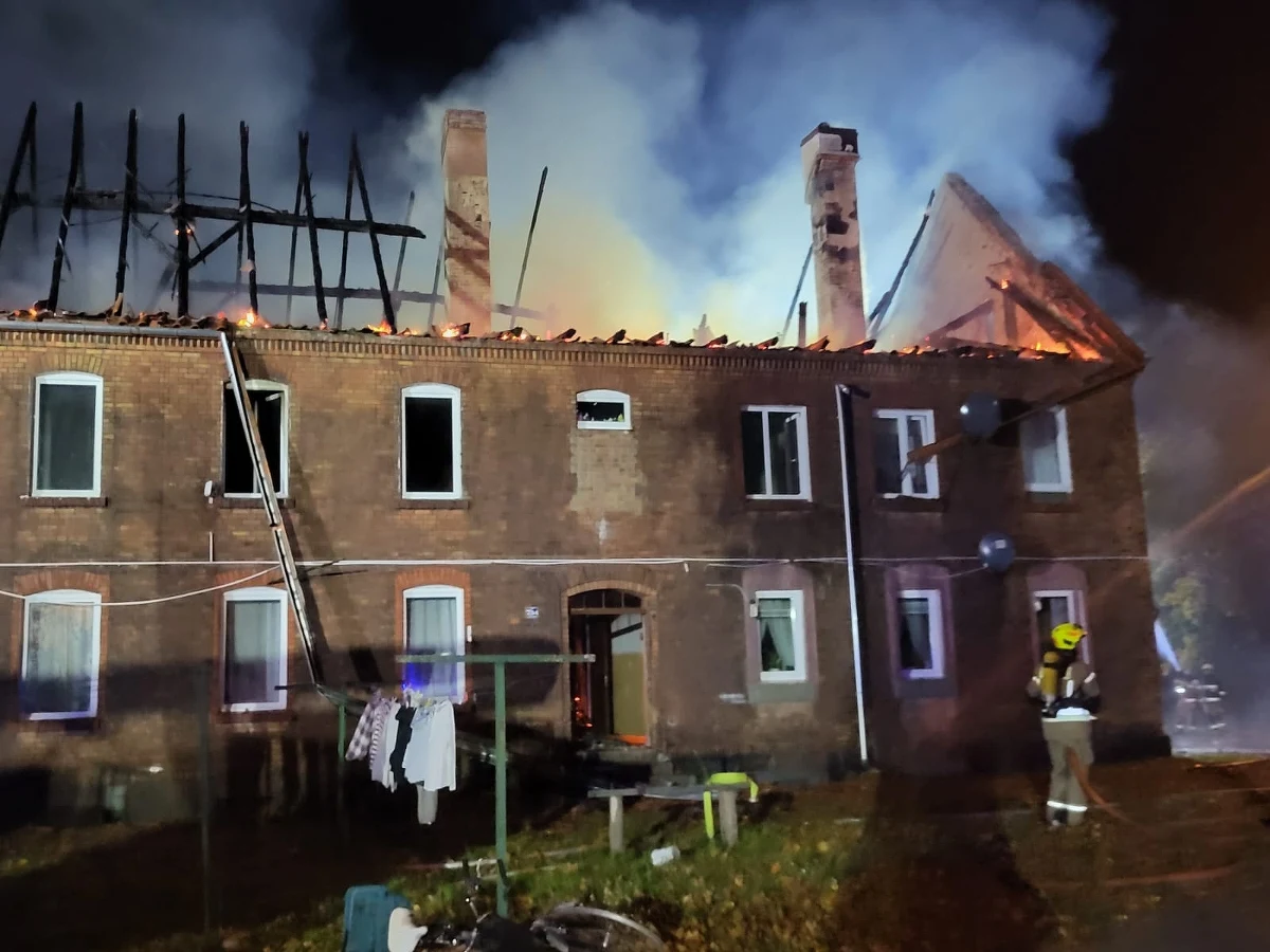 Pożar kamienicy w Łobzie w Zachodniopomorskiem. W budynku zawaliła się część dachu.