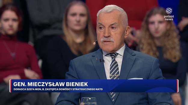 Mocne słowa popłynęły w programie "Lepsza Polska" ze strony byłego zastępcy Dowódcy Strategicznego NATO.- Wojna to nie gra, a śmiertelne niebezpieczeństwo. Ukraina jest buforem, a my musimy zrobić wszystko, aby Kijów wspierać - powiedział generał Mieczysław Bieniek. Wojskowy apelował o to, aby "nie rozdzierać szat o Berlin".- Podczas narady były trzy mocarstwa atomowe i organizator, czyli Niemcy. To prawdopodobni gwarancji pokojowego porozumienia - analizował wojskowy. 