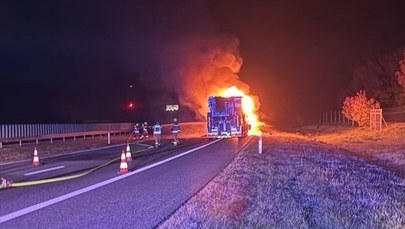 Nocny pożar dźwigu i blokada na A1