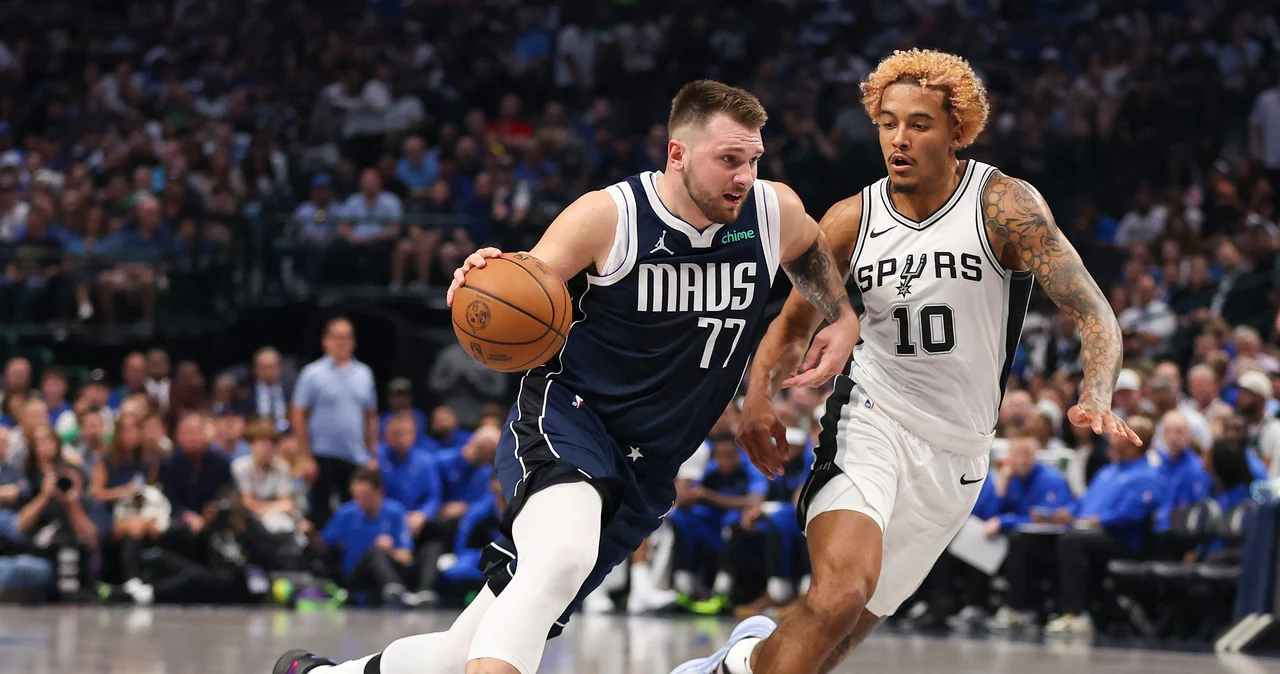 NBA. Jeremy Sochan w boiskowej walce przeciwko gwieździe Dallas Mavericks, Luce Doncziciowi