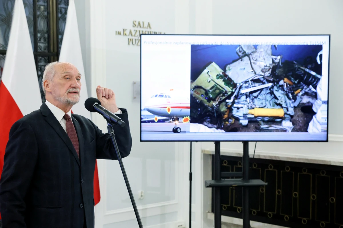 "Raport w sprawie podkomisji smoleńskiej wraz z 41 zawiadomieniami trafi w piątek do prokuratury. Podpisałem już odpowiednie dokumenty" - zapowiedział wiceszef MON Cezary Tomczyk. Jak poinformował, MON zawiadomienia zostały już dostarczone prokuraturze.