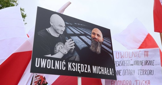 Realizujemy już przelewy poręczeń za ks. Michała Olszewskiego, pieniądze zostały wpłacone - dowiedział się dziennikarz RMF FM od jednego z adwokatów księdza. "Liczymy, że jeszcze dziś cała trójka opuści areszt" - powiedział nam mec. Michał Skwarzyński, odnosząc się do sprawy trzech osób aresztowanych w sprawie Funduszu Sprawiedliwości.