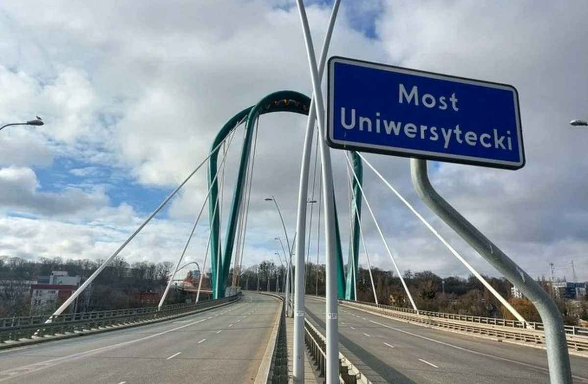 W środę 13 listopada w Sądzie Okręgowym w Bydgoszczy ruszy proces w sprawie odszkodowania za naprawę mostu Uniwersyteckiego - dowiedział się reporter RMF FM Stanisław Pawłowski. Władze Bydgoszczy domagają się odszkodowania od firmy, która zaprojektowała wspomnianą przeprawę. Chodzi o 10,5 mln zł. To ma być równowartością kosztów naprawy.