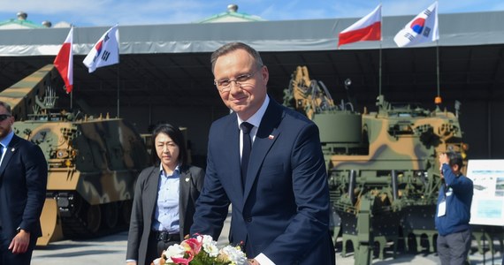 Nie ma możliwości, żebyśmy komukolwiek przekazali broń, którą w ostatnim czasie kupiliśmy za miliardy złotych z kieszeni naszych podatników; ta broń ma służyć bezpieczeństwu i obronie Polski - podkreślił w piątek prezydent Andrzej Duda, który przebywa w Korei Południowej. 