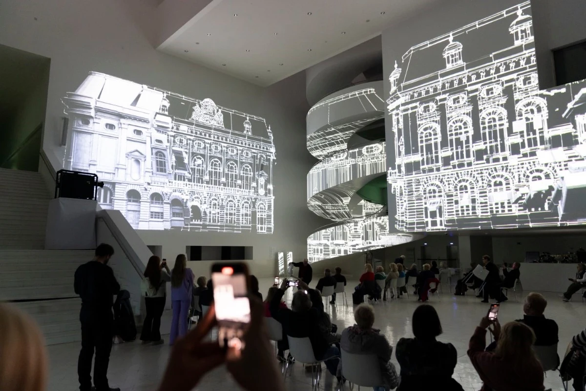 W podróż w czasie do dawnego Konzerthausu zabiera szczecińska filharmonia. W holu budynku, dzięki mappingowi, można zobaczyć jak prezentowały się wnętrza zniszczonego w czasie wojny serca kulturalnego dawnego Szczecina. 