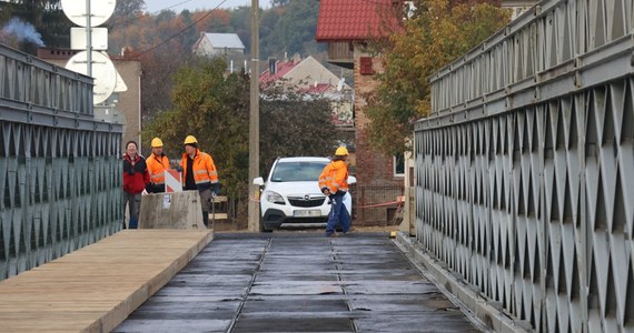 Głuchołazy odzyskały most po powodzi. Poprzednie dwie przeprawy - zarówno tę docelową, która była na etapie budowy, jak i tę zastępczą - porwała we wrześniu wezbrana Biała Głuchołaska. Dziś otwarto most tymczasowy, dlatego przejazd nad rzeką znów jest możliwy.