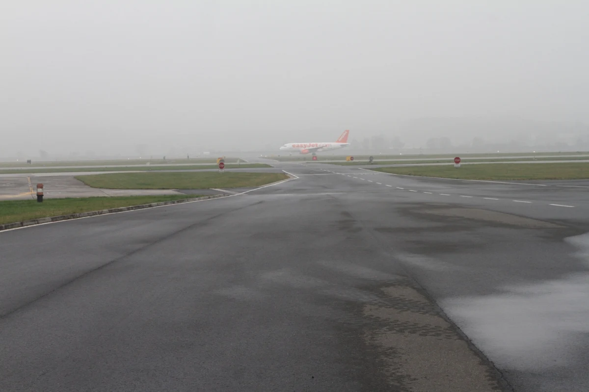 Mgła uziemiła samoloty na lotnisku w podkrakowskich Balicach. Od rana odwołane zostały dwa loty, a dziesięć notowało znacznie opóźnienia.