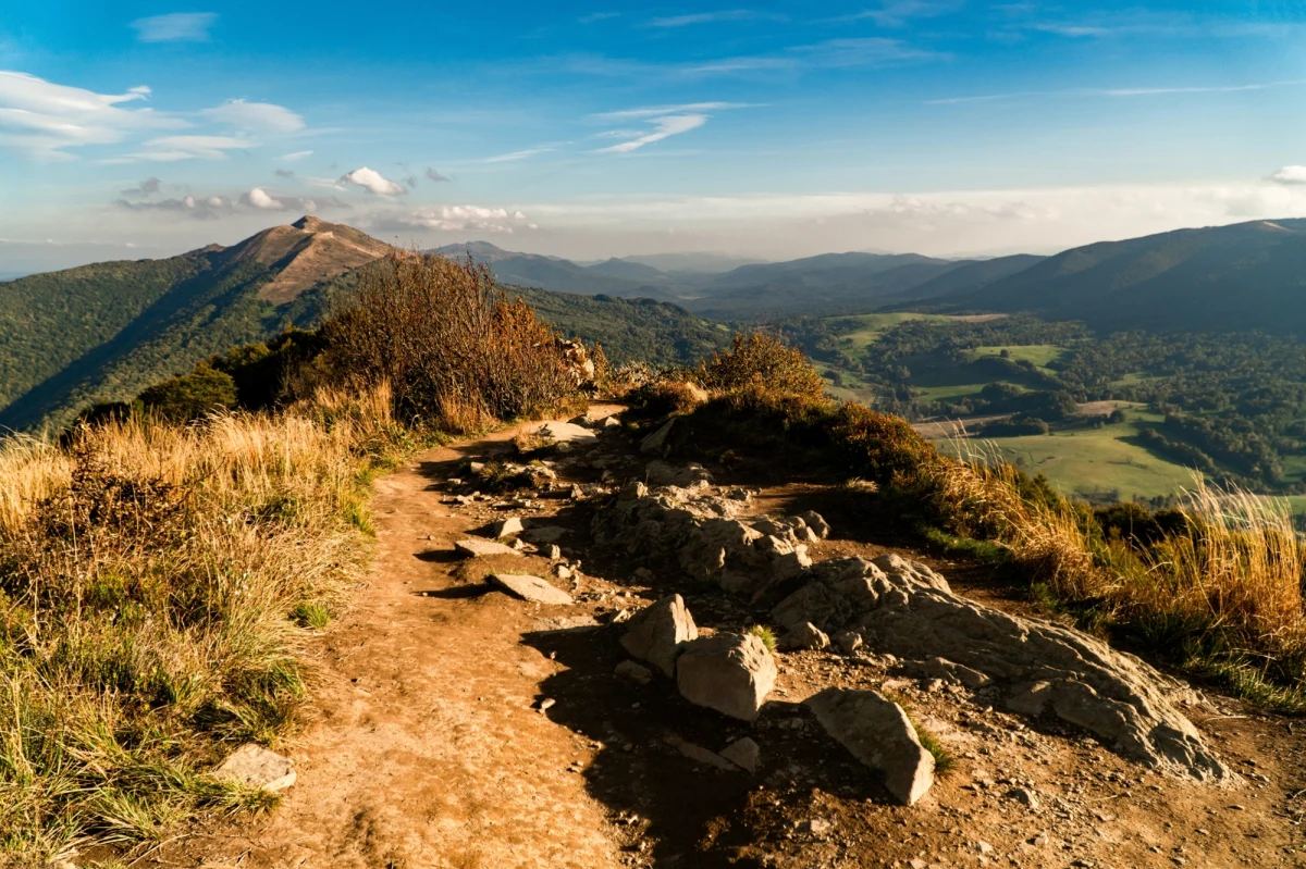 Zamknięta jest część szlaków w Bieszczadach, gdzie trwa umacnianie tras dla turystów. Prace mają być przerwane na weekend, żeby można było swobodnie podziwiać jesienną szatę gór. W poniedziałek utrudnień będzie więcej.