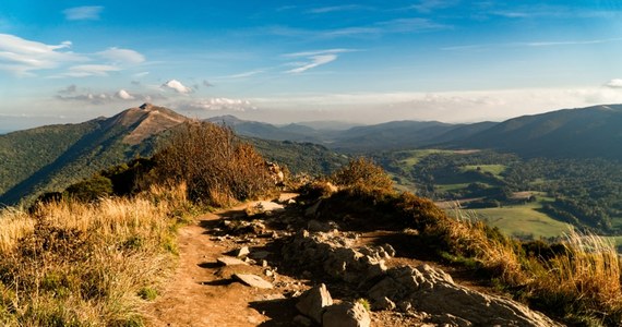 Zamknięta jest część szlaków w Bieszczadach, gdzie trwa umacnianie tras dla turystów. Prace mają być przerwane na weekend, żeby można było swobodnie podziwiać jesienną szatę gór. W poniedziałek utrudnień będzie więcej.