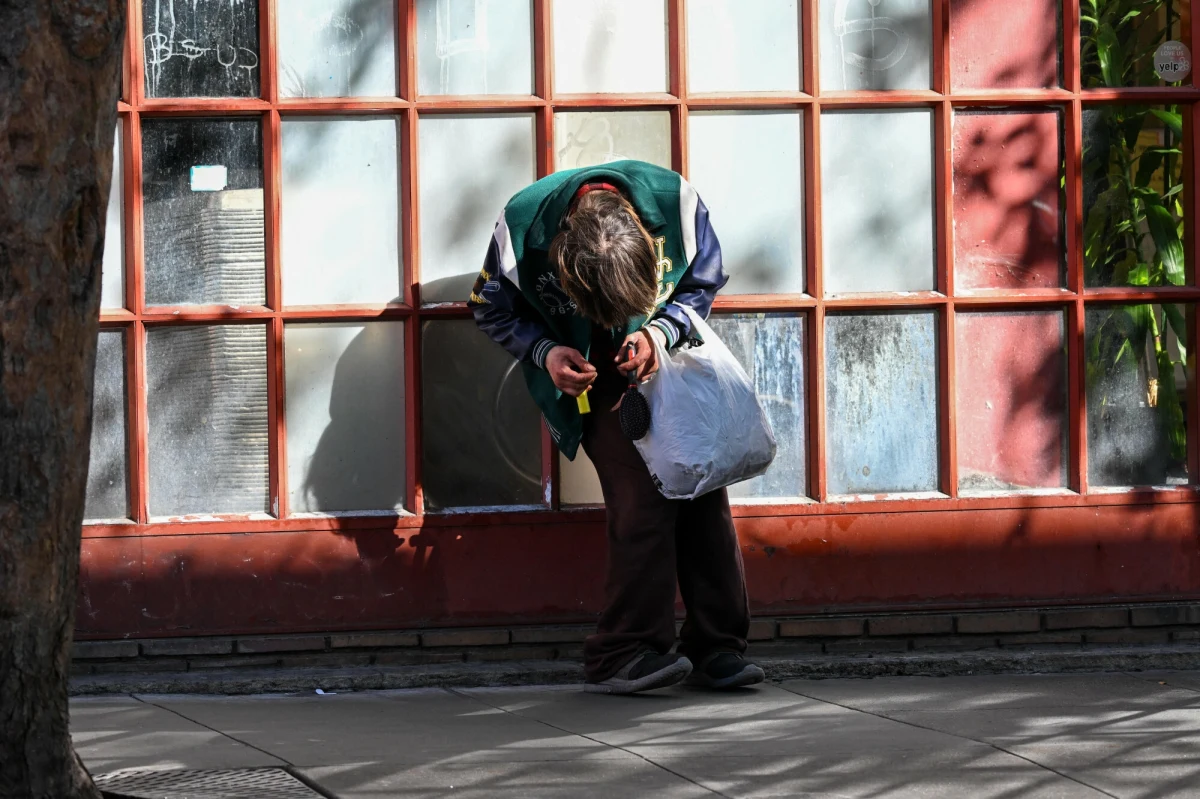 W Ostrowcu Świętokrzyskim zatrzymano trzy osoby podejrzane o handel narkotykami z grupy opioidów. Jedna z nich miała dostarczać plastry z fentanylem do "żuromińskiego ducha", czyli 55-letniego Jarosława D., który jest podejrzewany o handel tym narkotykiem i uczynienie z tego stałego źródła dochodu.