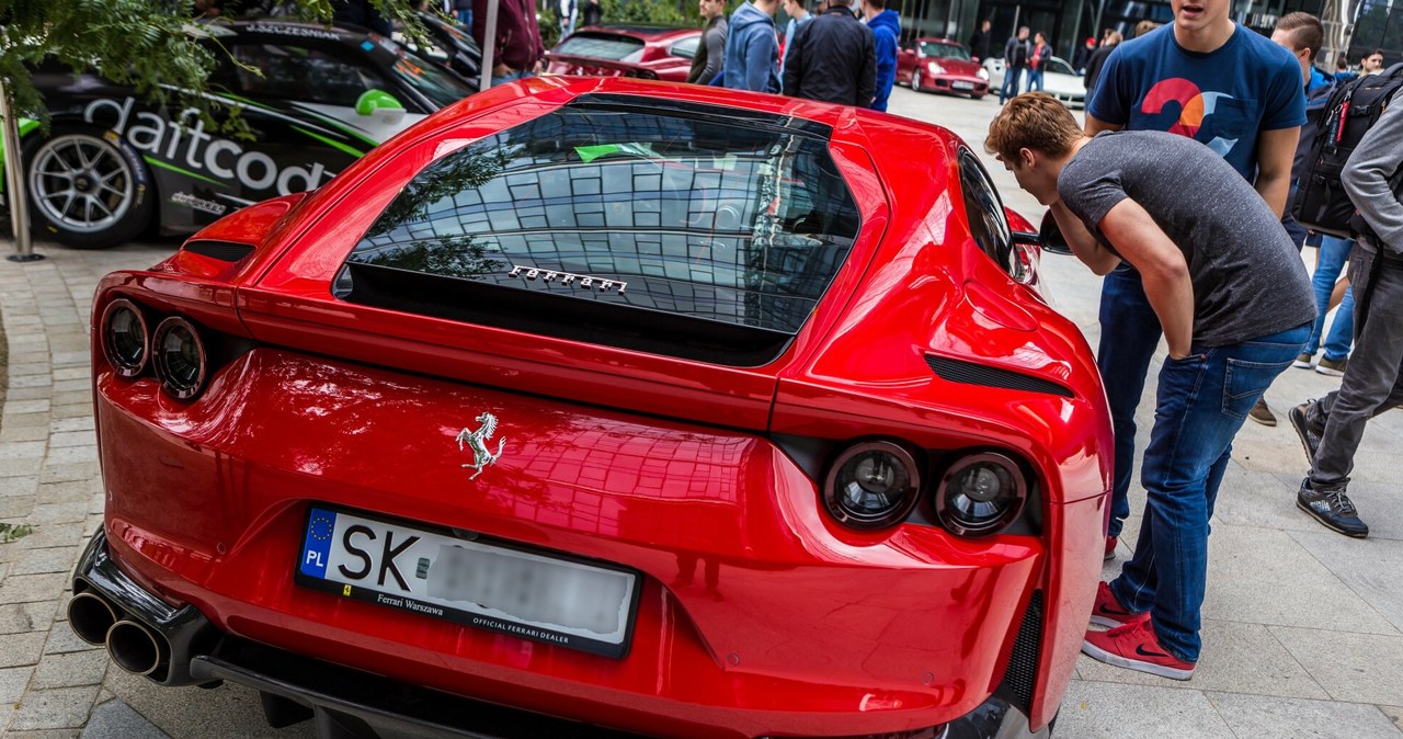 końca, września, polskich, salonów, wyjechało, najmniej, samochodów, których, ceny, niekiedy, ponad, dwukrotnie, przekraczały, m Gdy BMW i Mercedes to obciach. Polacy kupują auta za milion złotych