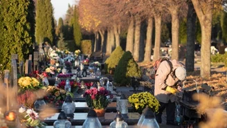 Zaduszki przyciągają tłumy wiernych. Skąd wywodzi się ta tradycja? 