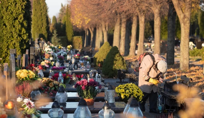 Zaduszki przyciągają tłumy wiernych. Skąd wywodzi się ta tradycja? 