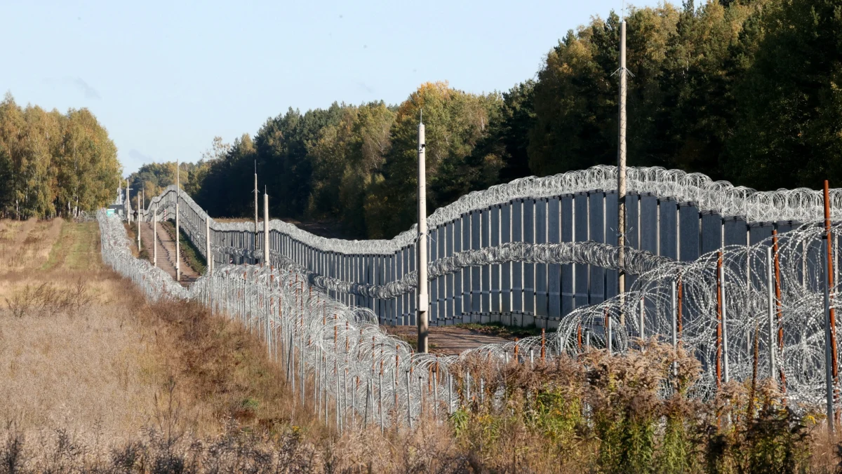 ​Minister obrony narodowej Władysław Kosiniak-Kamysz zapowiedział, że w najbliższych dniach ruszy budowa Tarczy Wschód, czyli systemu umocnień na wschodniej granicy Polski. Szef resortu obrony poinformował również o przygotowaniu projektu ustawy w sprawie wprowadzenia Karty Rodziny Wojskowej.