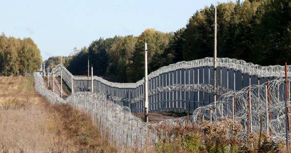 ​Minister obrony narodowej Władysław Kosiniak-Kamysz zapowiedział, że w najbliższych dniach ruszy budowa Tarczy Wschód, czyli systemu umocnień na wschodniej granicy Polski. Szef resortu obrony poinformował również o przygotowaniu projektu ustawy w sprawie wprowadzenia Karty Rodziny Wojskowej.