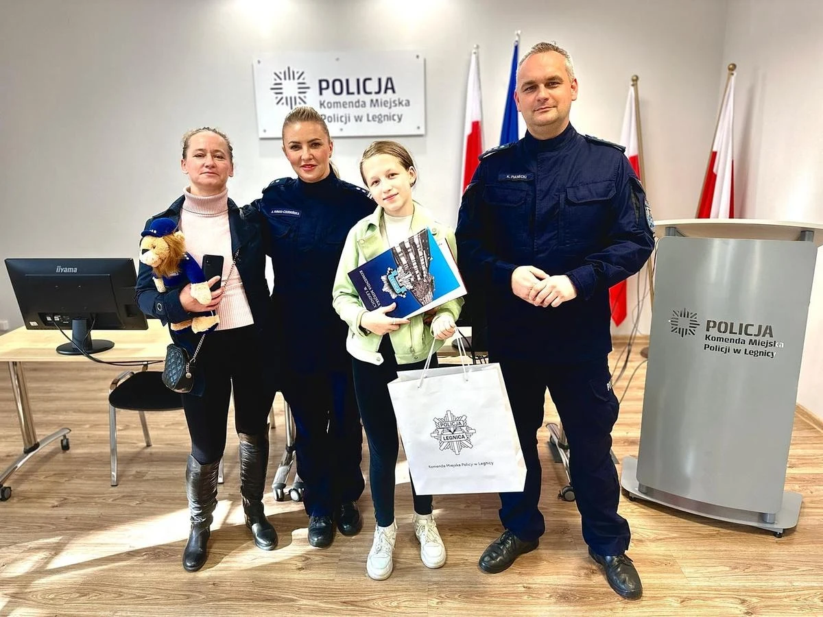 13-letnia Ania z Legnicy uratowała zdrowie, a może nawet życie starszej kobiecie. Dziewczynka usłyszała rozmowę o jednej z pasażerek w autobusie miejskim, z której wynikało, że 66-letnia kobieta jest zagubiona i od dłuższego czasu jeździ autobusem.