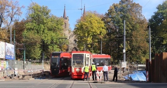 16-latka oraz 17-latek zostali potrąceni przez tramwaj na ulicy Katowickiej w Chorzowie. Dziewczyna z raną głowy i ogólnymi potłuczeniami trafiła do szpitala. Chłopak na szczęście nie odniósł poważnych obrażeń. Policja opublikowała w piątek wideo, na którym widać, że nie rozejrzeli się przed wejściem na torowisko. Ustalenia mundurowych są jednak takie, że motorniczy wjechał na skrzyżowanie, pomimo że sygnalizator mu tego zabraniał.