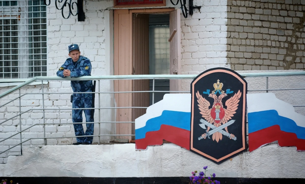 Rosyjskie siły bezpieczeństwa zatrzymały trzy osoby, które zmuszały przetrzymywane osoby do niewolniczej pracy. Jak się okazuje, to nie pierwszy przypadek niewolnictwa w Rosji w ostatnim czasie. We wrześniu i październiku z zarządzanych przez Romów gospodarstw rolnych uwolniono 28 osób.