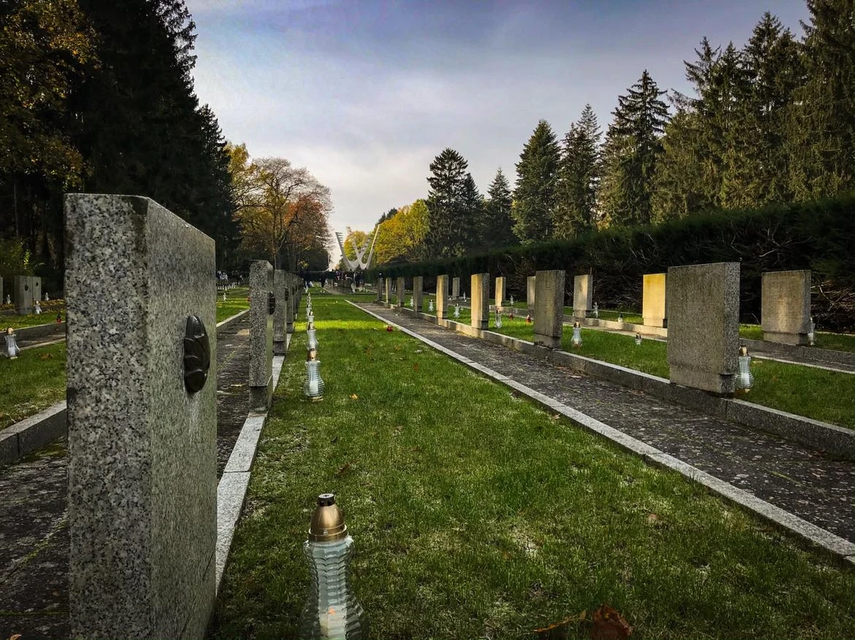 Od soboty 26 października rusza tegoroczna Akcja Znicz. To oznacza nadchodzące zmiany dla kierowców i pasażerów komunikacji miejskiej, którzy chcą dostać się na cmentarze. W Szczecinie pierwsze ułatwienia już w weekend poprzedzających Wszystkich Świętych.