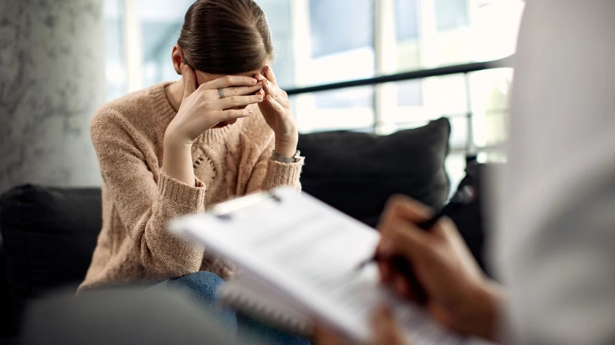 Bardzo często ludzie wzbraniają się przed wizytą u psychologa. Przekonani są, że ich problemy wcale nie są tak duże, w końcu „inni mają gorzej” lub też po prostu wstydzą się takiej wizyty. Przez długie lata problemy ze zdrowiem psychicznym były stygmatyzowane, a problemy z emocjami zbywane i lekceważone. To duży błąd. Na szczęście trend ten powoli, ale skutecznie się odmienia. Coraz więcej osób korzysta z usług psychologów. Jeśli więc i Ty się nad tym zastanawiasz, dowiedz się, kim jest psycholog i kiedy warto się do niego zgłosić!