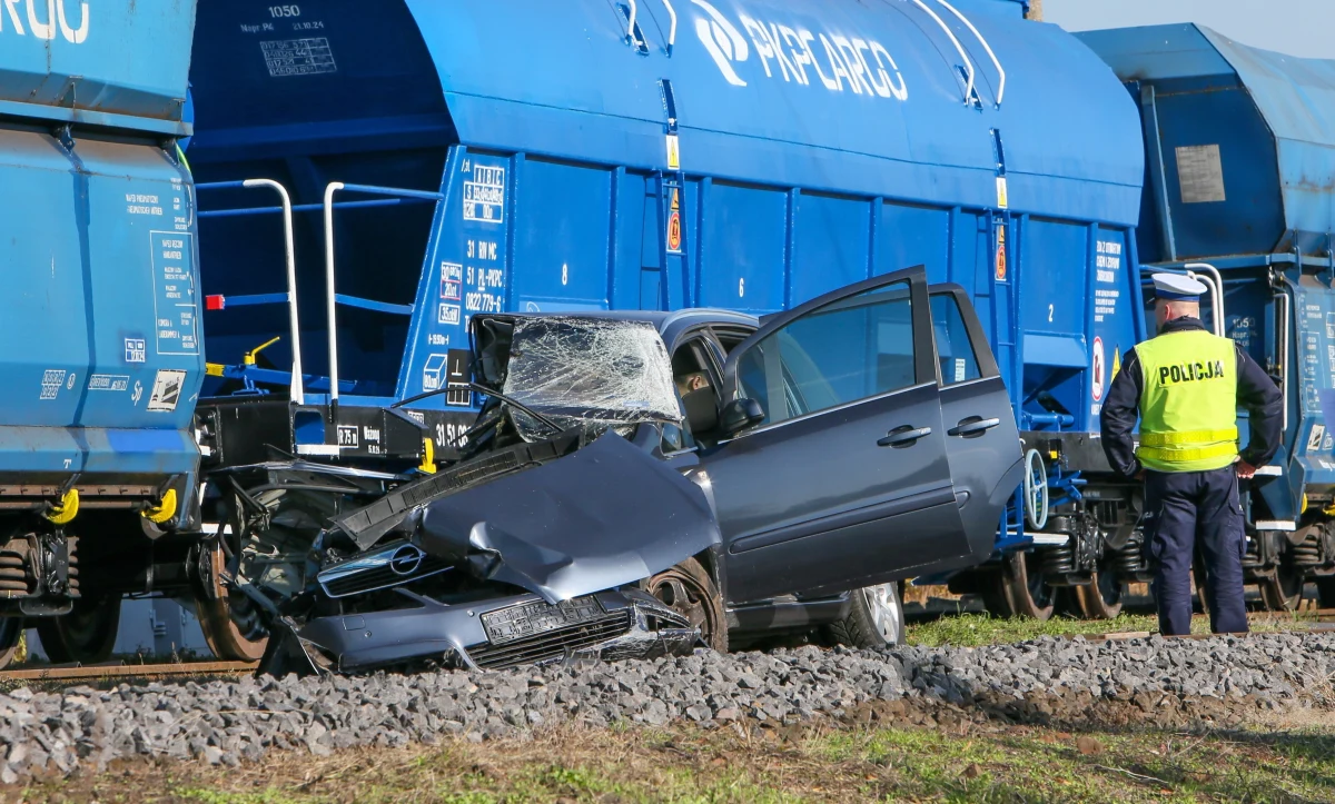 Wypadek na przejeździe kolejowym w miejscowości Jenin w Lubuskiem. Kierująca wjechała wprost pod nadjeżdżający pociąg. Ranne zostały dwie osoby.