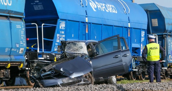 Wypadek na przejeździe kolejowym w miejscowości Jenin w Lubuskiem. Kierująca wjechała wprost pod nadjeżdżający pociąg. Ranne zostały dwie osoby.