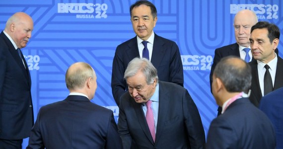 Agencja AFP informuje, że Wołodymyr Zełenski miał odmówić sekretarzowi generalnemu ONZ wizyty w Kijowie. Antonio Guterres chciał przybyć do Ukrainy tuż po powrocie z Rosji, gdzie wziął udział w zorganizowanym przez Władimira Putina szczycie BRICS.