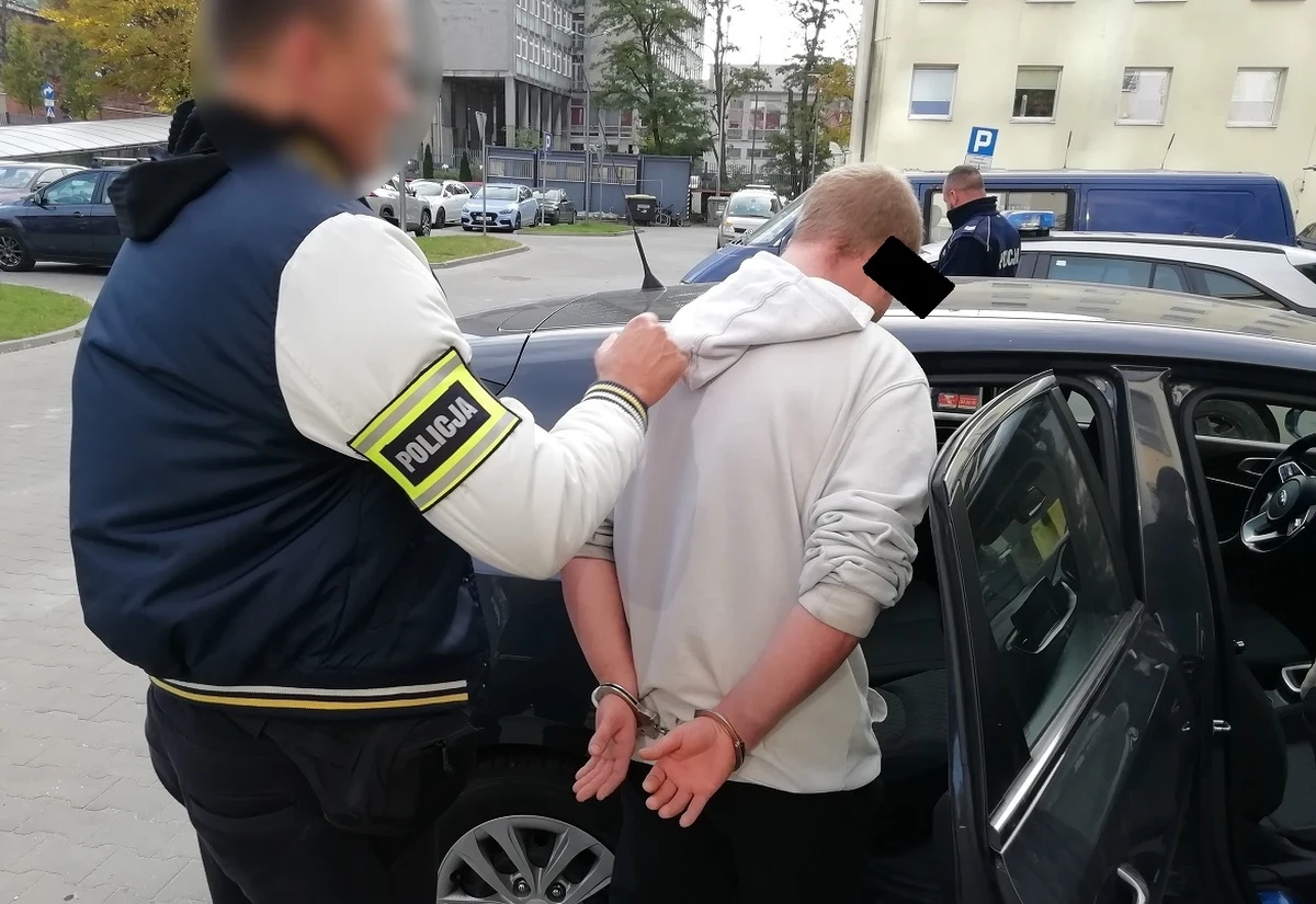 24-latek pokłócił się z dziewczyną przez telefon. Krzyczał tak głośno, że zaniepokojeni sąsiedzi wezwali policję. Jak się okazało, mężczyzna był dilerem, a w jego mieszkaniu znaleziono ponad 3 kg narkotyków. 