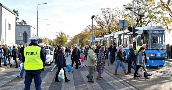 Dziewięć dodatkowych linii tramwajowych i siedem autobusowych zostanie uruchomionych we Wrocławiu w okresie Wszystkich Świętych. Część związanych z listopadowym świętem zmian w komunikacji zacznie obowiązywać już w sobotę i w niedzielę. W okolicy cmentarzy zmieni się także organizacja ruchu. 