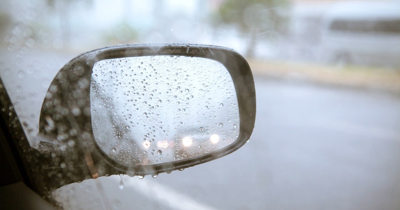 Wilgoć w aucie to duży problem. Skąd się bierze i jak się jej pozbyć