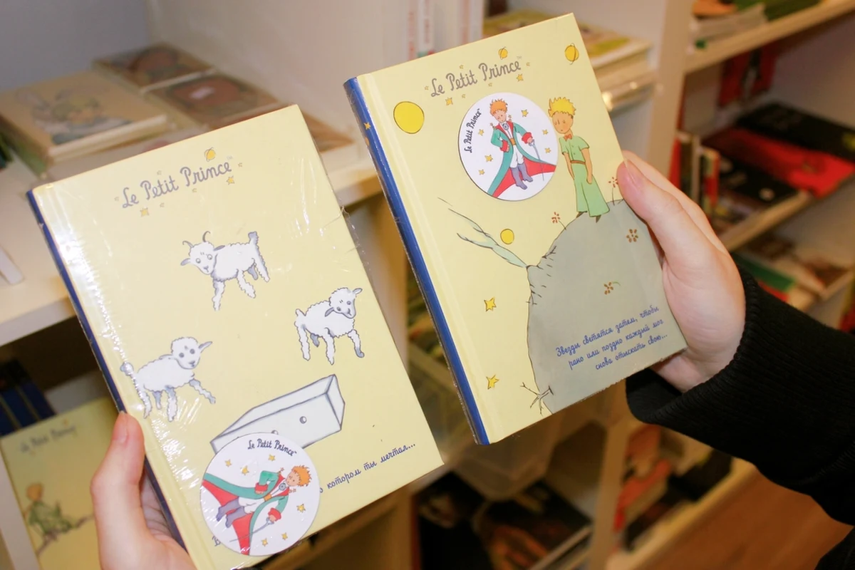 Maszynopis "Małego Księcia" z odręcznymi notatkami autora Antoine'a de Saint-Exupéry'ego można kupić za 1,25 mln dolarów, czyli około 5 mln zł. Najczęściej tłumaczona książka na świecie została wystawiona na sprzedaż przez londyńską księgarnię Peter Harrington Rare Books. 