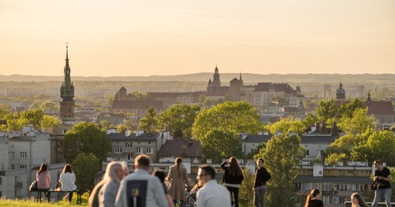 Brak miejsc parkingowych, wysokie koszty życia, hałas oraz zła jakość powietrza - na to najczęściej narzekają mieszkańcy Krakowa. Mimo wszystko większość z nich, bo aż 91 proc. lubi swoje miasto. To wyniki najnowszego raportu "Barometr Krakowski".