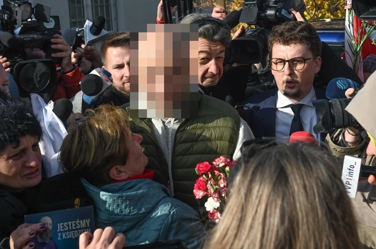 Ksiądz Michał O., podejrzany w śledztwie ws. Funduszu Sprawiedliwości, opuścił w piątek po południu Areszt Śledczy w Warszawie-Służewcu. Wcześniej wpłacono poręczenie majątkowe, które umożliwiło mu wyjście z aresztu. Przed aresztem oczekiwała liczna grupa osób.