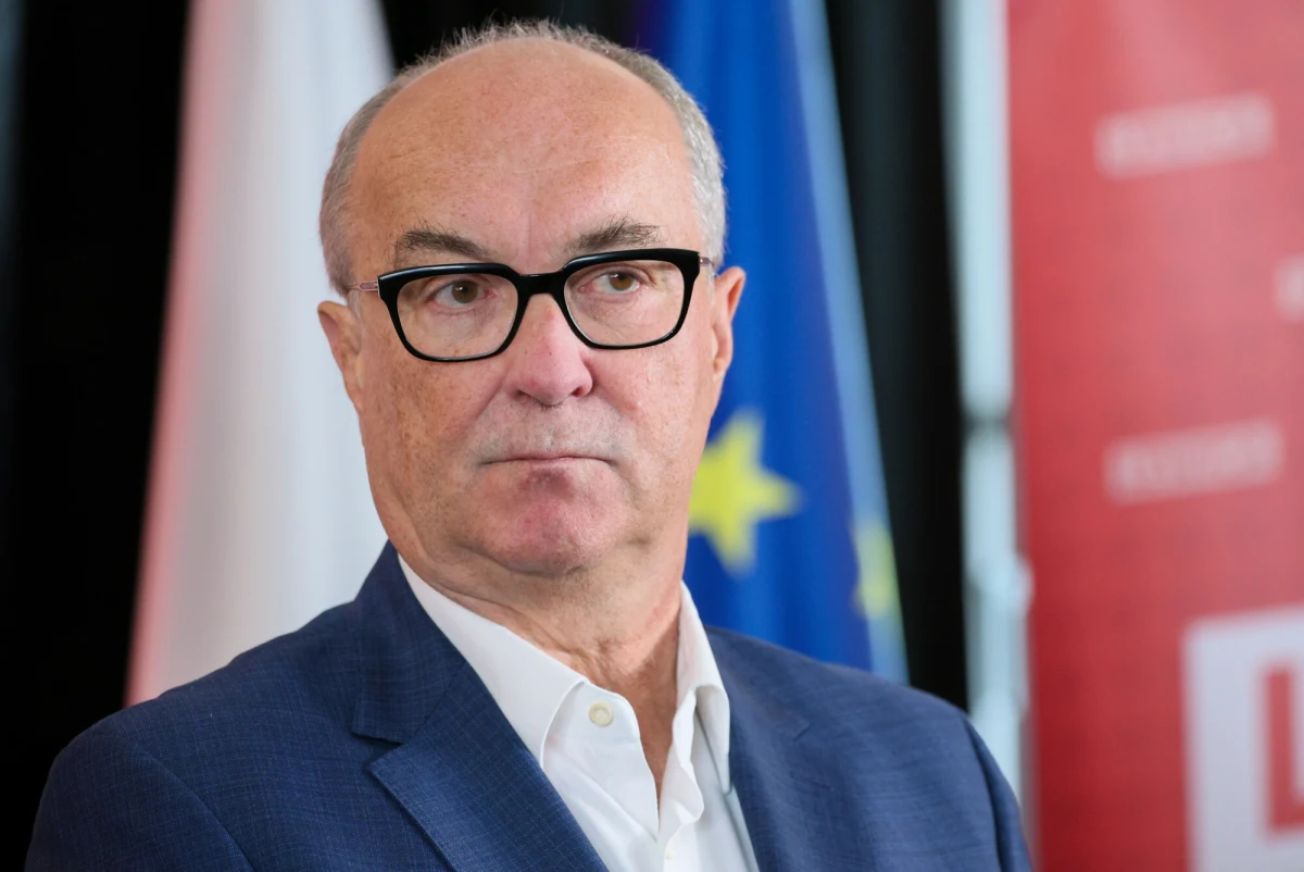 Wniosek do prezydenta Andrzeja Dudy o odebranie Antoniemu Macierewiczowi Orderu Orła Białego złożył współprzewodniczący Nowej Lewicy Włodzimierz Czarzasty. Według niego Macierewicz posługiwał się "kłamstwem i szantażował ekspertów" i dlatego "stał się niegodny" orderu.