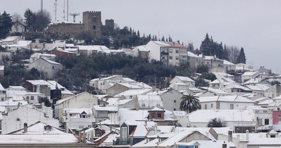 W dystrykcie Castelo Branco we wschodniej Portugalii spadł pierwszy śnieg. Nietypowe o tej porze roku opady pojawiły się kilka dni po równie rzadkiej w październiku fali blisko 30-stopniowych upałów.