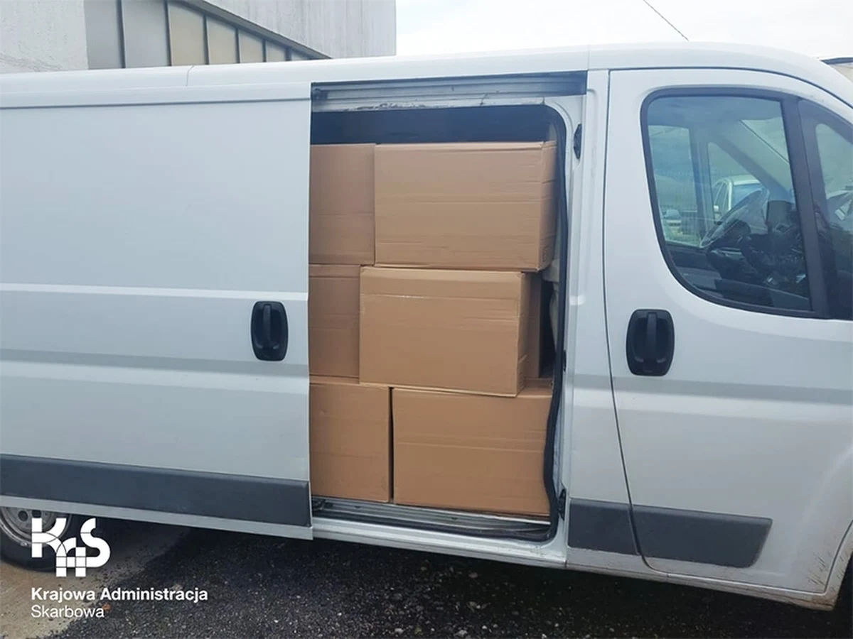 Funkcjonariusze Krajowej Administracji Skarbowej zatrzymali dostawczego busa, który przywoził papierosy z podrobionym znakiem towarowym. Jak poinformowała Izba Administracji Skarbowej w Opolu, gdyby towar trafił do sprzedaży, straty budżetowe w podatku VAT i akcyzowym przekroczyłyby milion złotych.