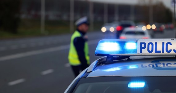 Policjanci z Gdańska poszukują mężczyzny, który uciekł po kontroli drogowej na ul. Spacerowej. Badanie wykazało, że prowadził auto po spożyciu alkoholu. Po krótkim pościgu porzucił samochód i wbiegł do lasu.