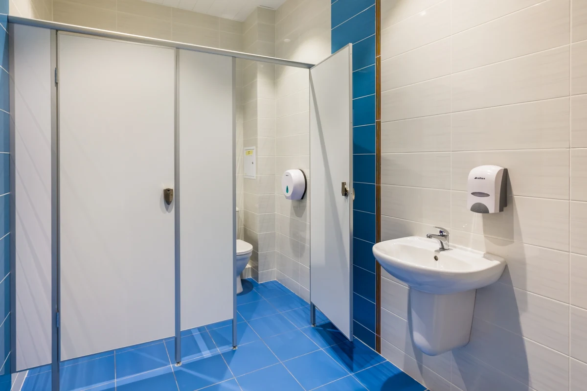 "Akt oskarżenia przeciwko 37-letniemu nauczycielowi, który zamontował kamerę w szkolnej toalecie, został skierowany do sądu" - poinformowała Prokuratura Okręgowa w Gliwicach. Mężczyźnie, który przyznał się do zamontowania kamery, grozi od 3 miesięcy do 5 lat więzienia.