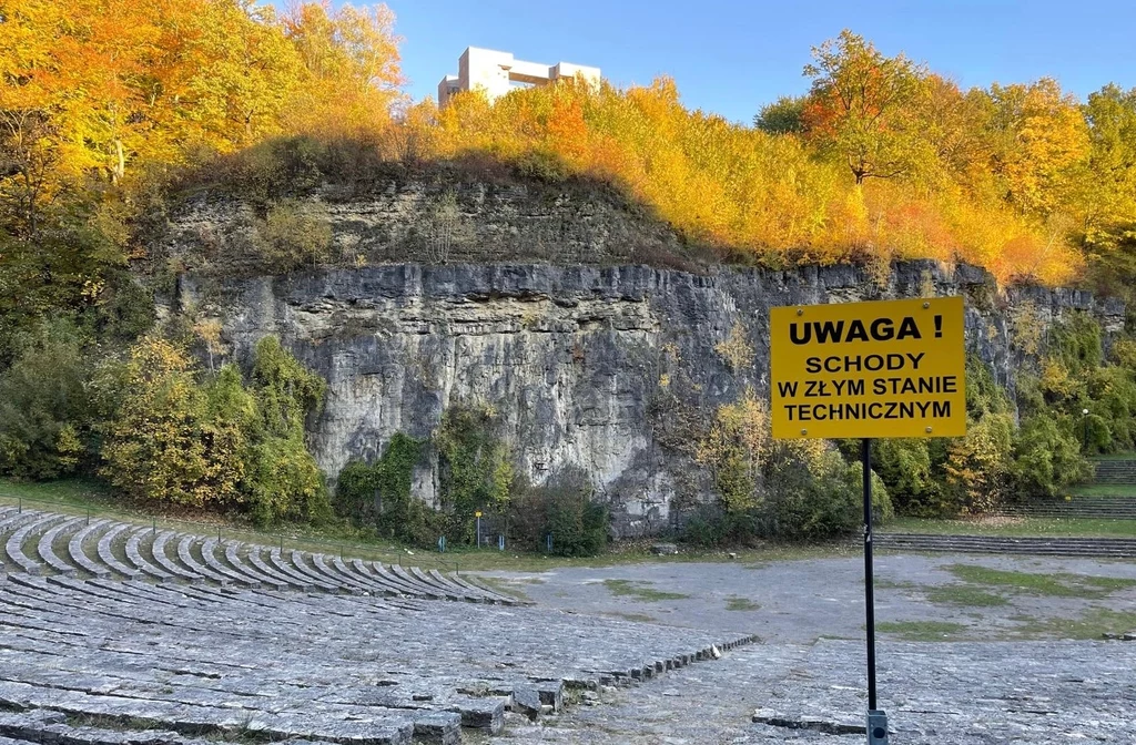 Teren amfiteatru. Na szczycie skarpy widoczny pomnik