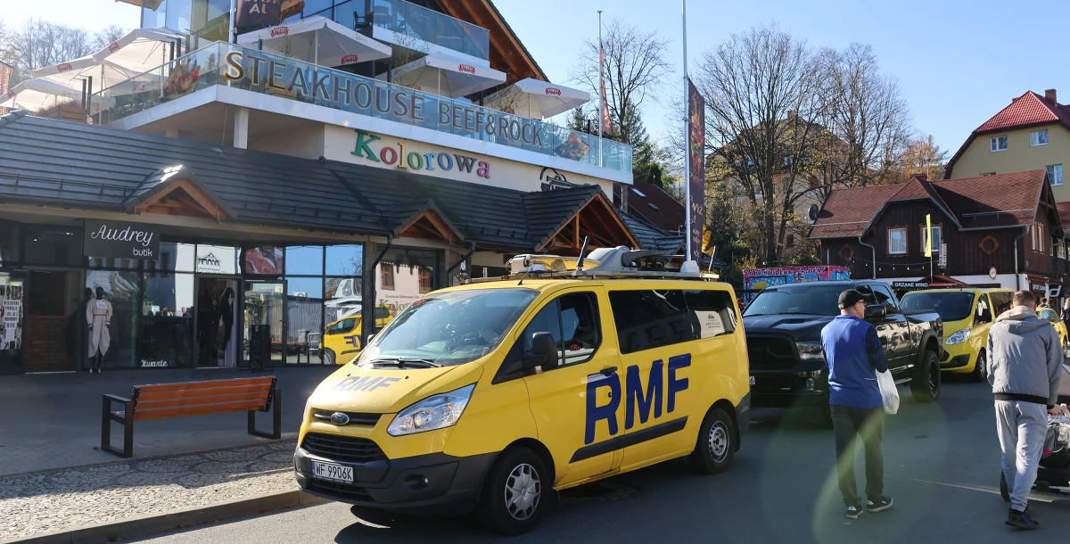 Okolice Jeleniej Góry stały się żółto-niebieskie! Nasza ekipa odwiedziła dziś Jakuszyce, Cieplice Śląskie-Zdrój, Karpacz, Kowary i Mysłakowice. To była trzecia odsłona specjalnej edycji Twojego fajnego miasta w RMF FM. Chcemy zachęcić Was do odwiedzenia tego pięknego i bardzo ciekawego zakątka Polski. Przekonajcie się, że wrześniowa powódź nie wszędzie dotarła, a mieszkańcy Dolnego Śląska są otwarci na turystów!