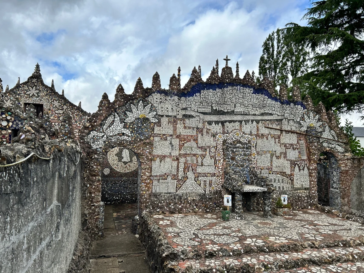 "Dom złodzieja talerzy" w Chartres we Francji jest uznawany przez wielu specjalistów za jeden z najbardziej niecodziennych zabytków w całym kraju. Ta zaskakująca atrakcja staje się coraz bardziej popularna wśród turystów.
