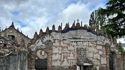 Ozdobił dom rozbitymi talerzami. Zwiedzają go turyści z całego świata