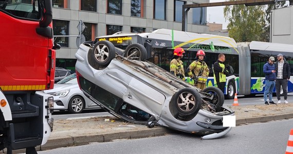 Samochód osobowy dachował na alei 29 Listopada w Krakowie. Informację o tym zdarzeniu otrzymaliśmy na Gorącą Linię RMF FM. 